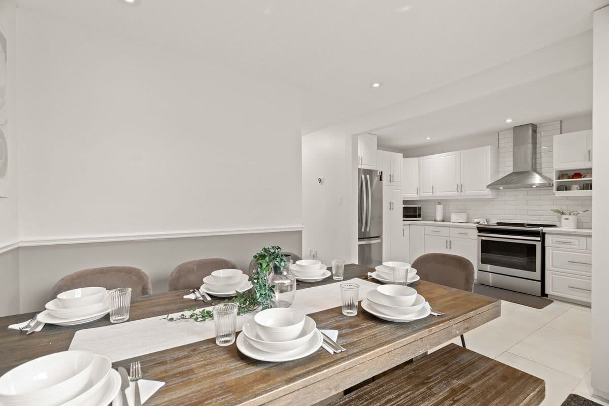 Pickering Main — Full kitchen
