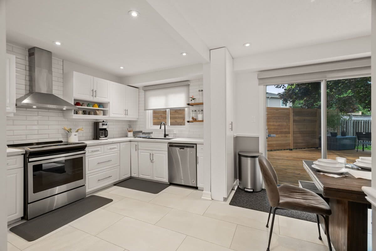 Pickering Main — Full kitchen