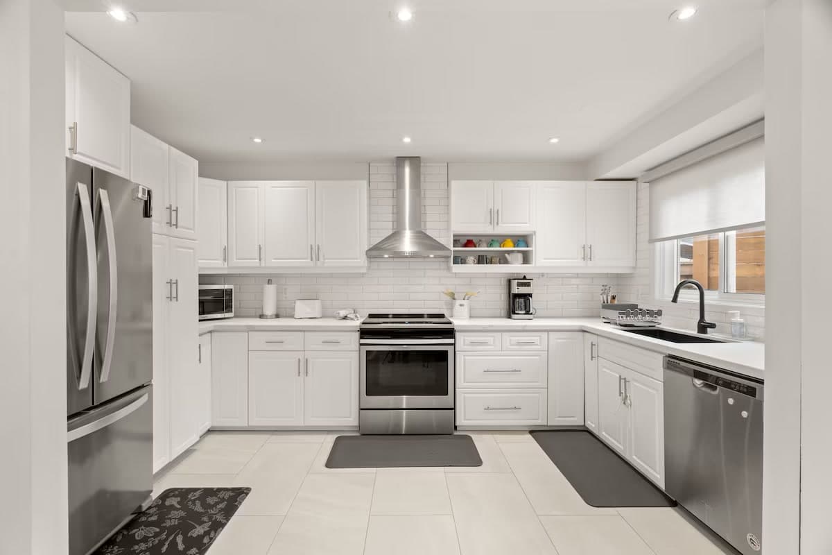 Pickering Main — Full kitchen