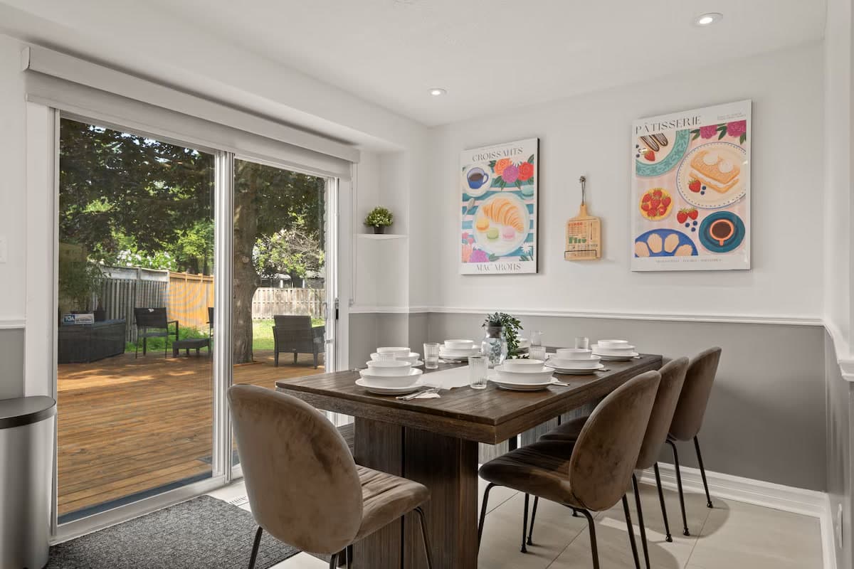 Pickering Main — Dining area